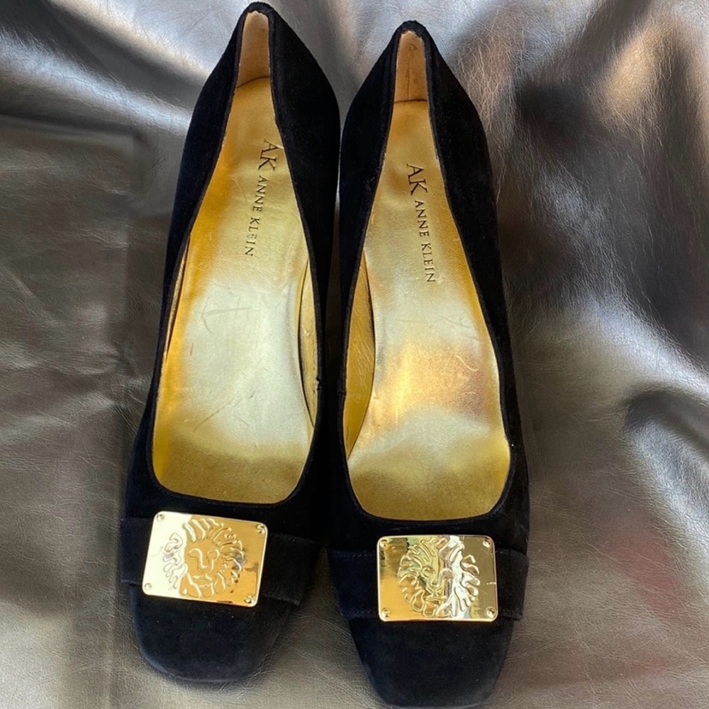 GORGEOUS Black Suede and Gold accent Anne Klein Pumps sz 9